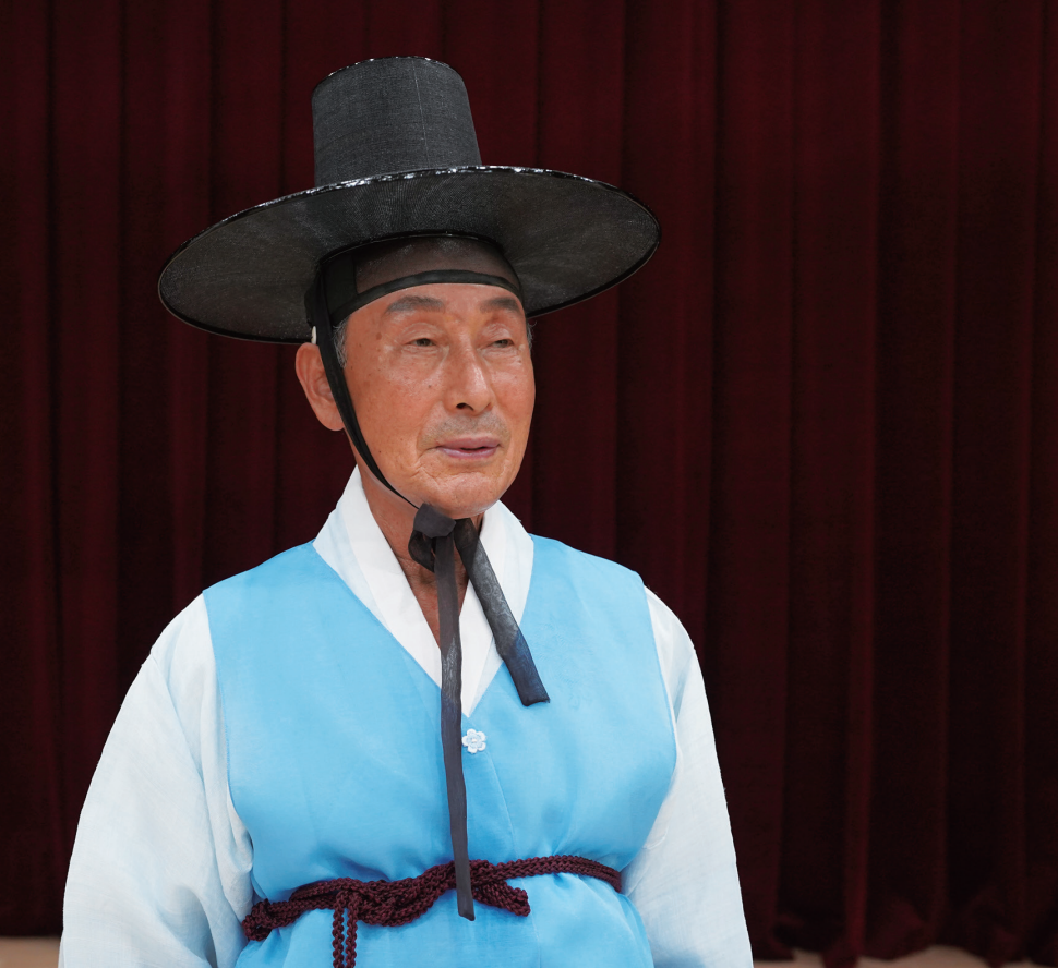 무대에서 공연중인 판소리 고수 김남수